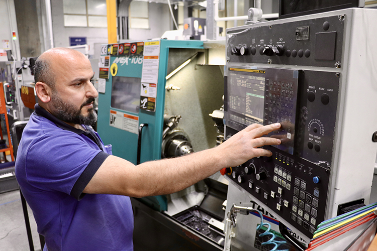 Ouvrier utilisant une machine CNC dans l’usine TİSAŞ à Trabzon