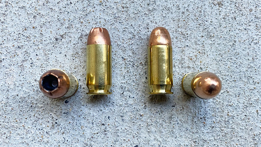 Cartouches .45 ACP côte à côte : une balle à tête creuse (Hollow Point) et une balle blindée (FMJ)
