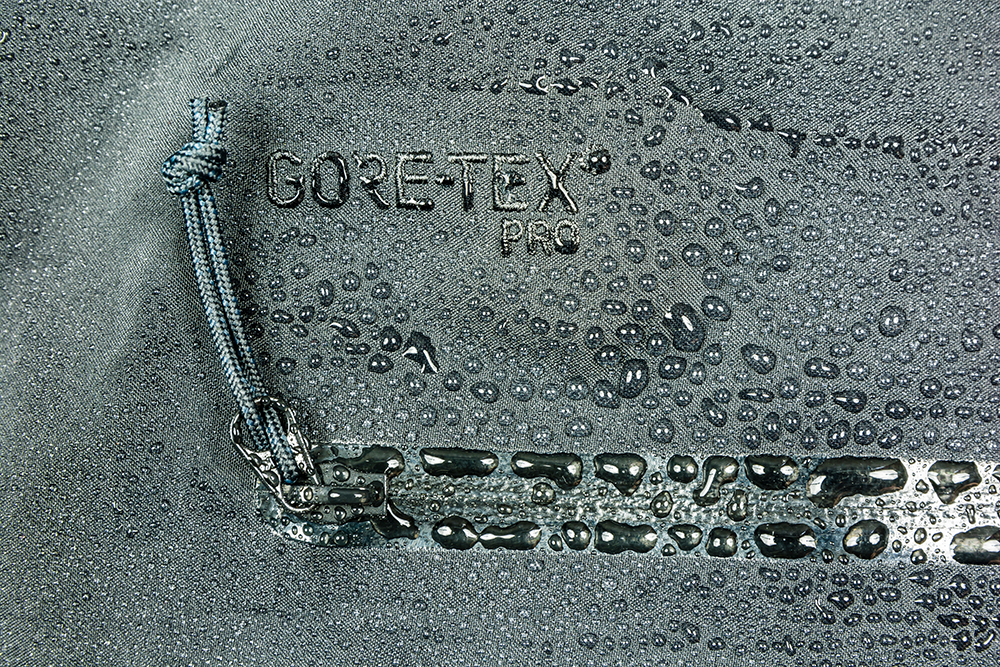Gouttes d’eau sur tissu Gore-Tex, illustrant son imperméabilité