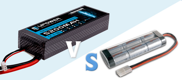 Comparaison visuelle entre une batterie airsoft LiPo à gauche et une batterie NiMH à droite
