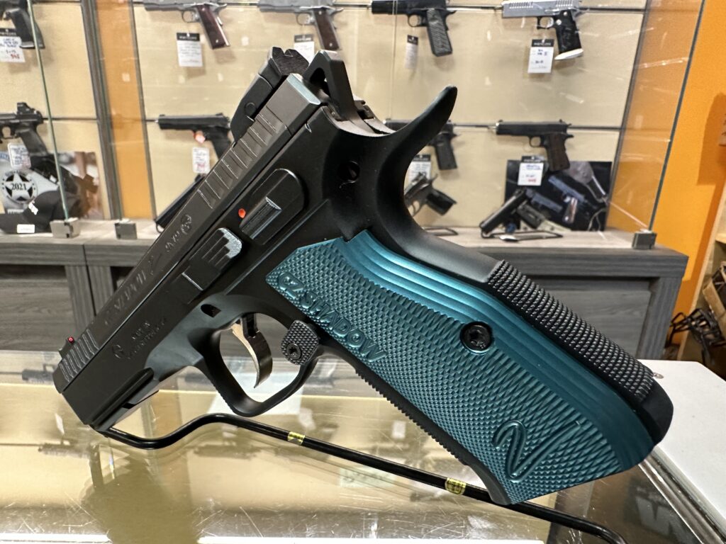 Pistolet CZ 75 Shadow 2 calibre 9 mm, exposé dans une armurerie, modèle populaire pour le tir sportif.