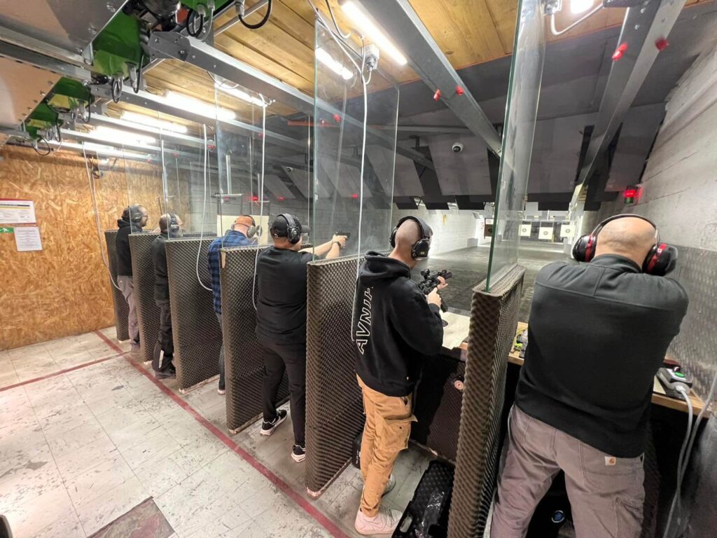 Tireurs en action au pas de tir 25 mètres du Cercle de Tir de Wissous, dans un stand sécurisé avec protections individuelles.
