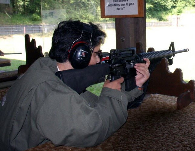 Tireuse en démonstration de tir TAR à 200 m avec fusil M16, équipée de protections sur stand extérieur.
