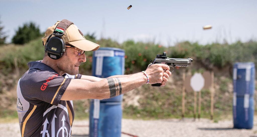 Compétition de tir dynamique avec un Beretta 92X Performance, en extérieur, lors d’un exercice chronométré.