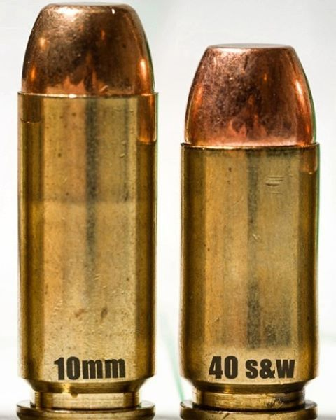 Comparaison entre une cartouche de 10 mm Auto et une cartouche .40 Smith et Wesson, montrant la différence de longueur et de conception entre les deux calibres.
