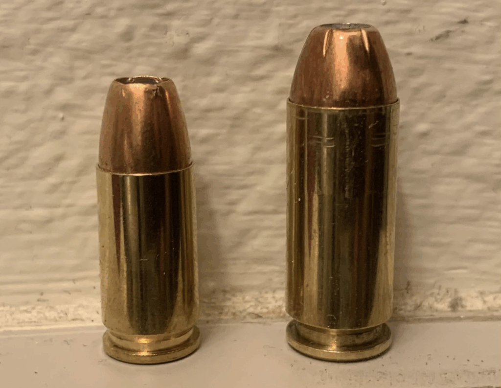 Comparaison côte à côte d’une cartouche de 9x19 mm Parabellum et d’une cartouche de 10 mm Auto, les deux calibres ayant inspiré le développement du .40 Smith et Wesson.