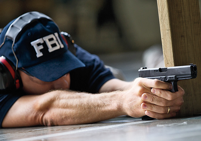 Agent du FBI s’entraînant au tir avec un pistolet chambré en calibre .40 Smith et Wesson, utilisé lors des tests balistiques officiels de l’agence.
