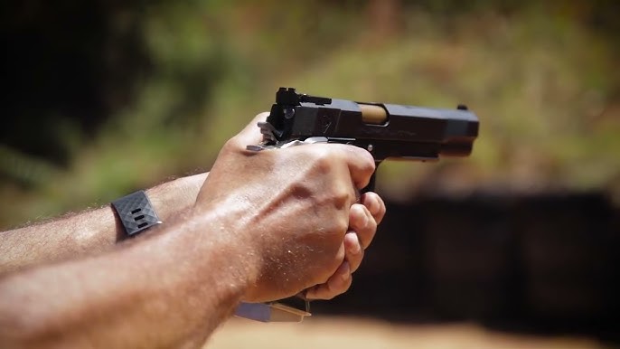 Tireur pratiquant le tir sportif IPSC avec un pistolet semi-automatique chambré en calibre .40 Smith et Wesson, apprécié pour son équilibre entre puissance et maîtrise du recul.
