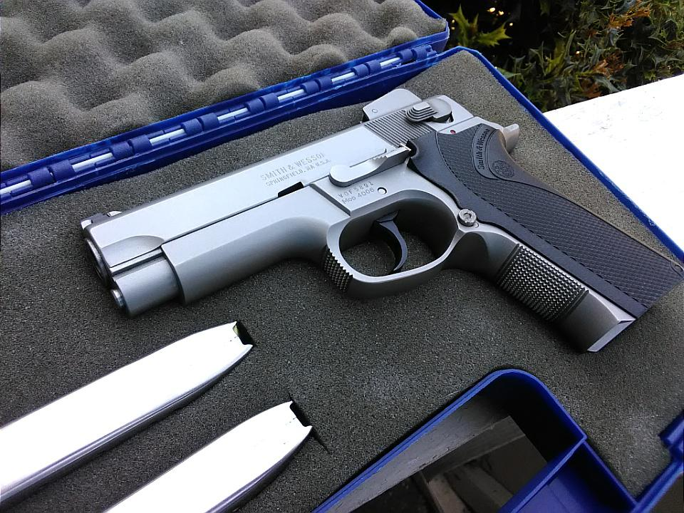 Pistolet Smith et Wesson 4006 en acier inoxydable, premier modèle chambré en calibre .40 S&W, présenté dans sa mallette avec deux chargeurs.
