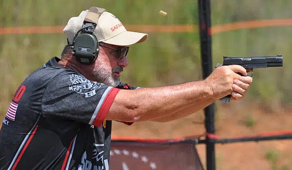 Tireur sportif en compétition IPSC utilisant un pistolet semi-automatique chambré en calibre .40 Smith et Wesson.
