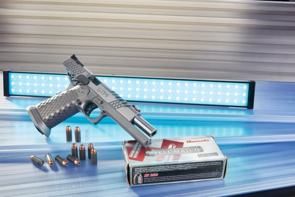 Pistolet DAG 5.5 STP Prommersberger chambré en calibre .40 Smith et Wesson, posé à côté d’une boîte de cartouches Hornady, configuration typique pour le tir sportif de vitesse.
