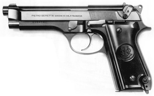 Photo en noir et blanc du pistolet Beretta 92S, premier modèle à intégrer la sûreté sur la glissière.
