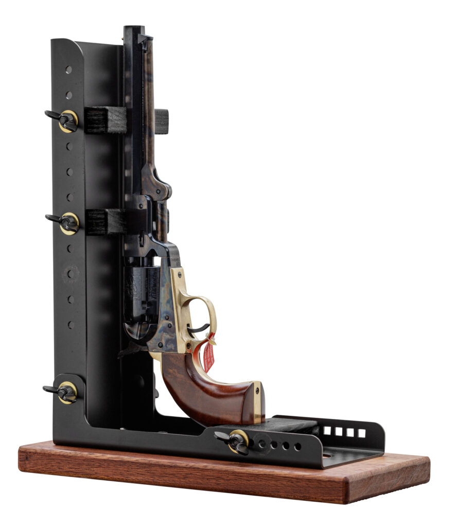 Remington 1858 posé sur un support de chargement facilitant le rechargement du barillet.