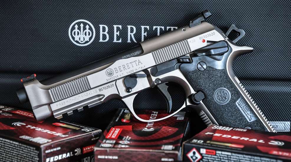 Photo du pistolet Beretta 92X Performance posé sur des boîtes de munitions Federal 9mm, version tir sportif du 92FS.
