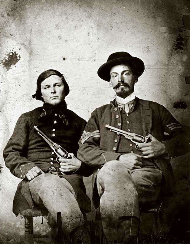 Deux soldats de l’Union de la Guerre de Sécession assis, armés de revolvers Remington à percussion ; à gauche un New Model Army, à droite un Remington-Beals.