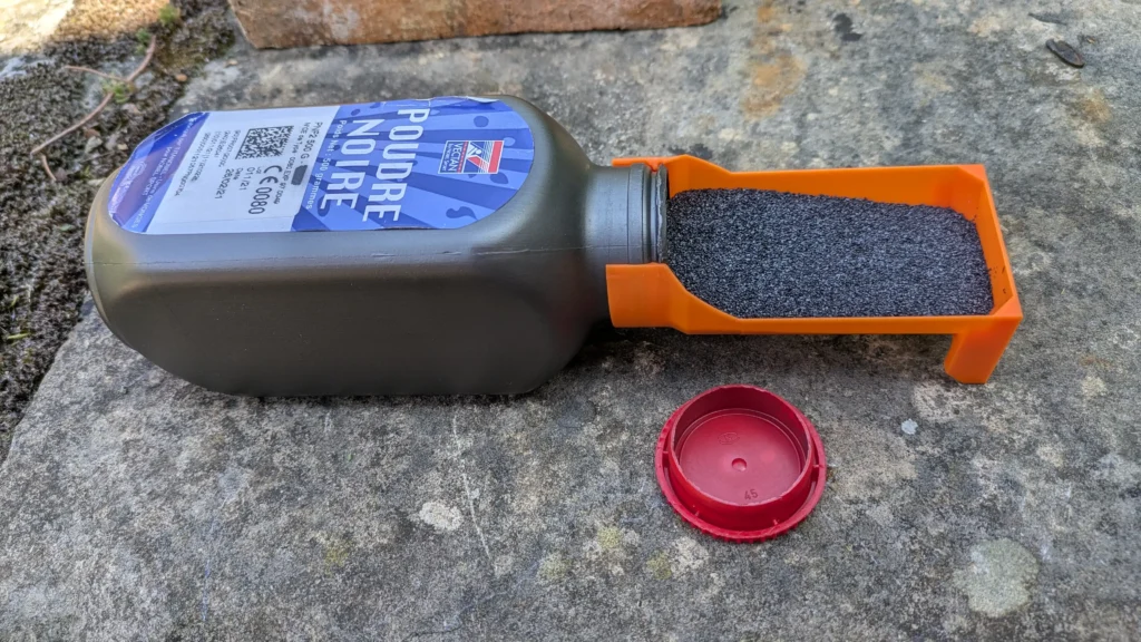 Bidon de poudre noire Vectan ouvert prêt au chargement d’un revolver Remington 1858.