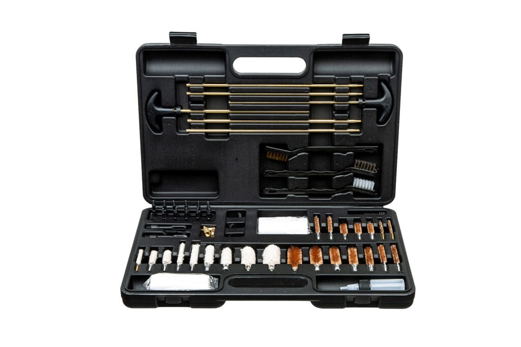 Kit de nettoyage pour arme avec brosses, baguettes et accessoires rangés dans une mallette.