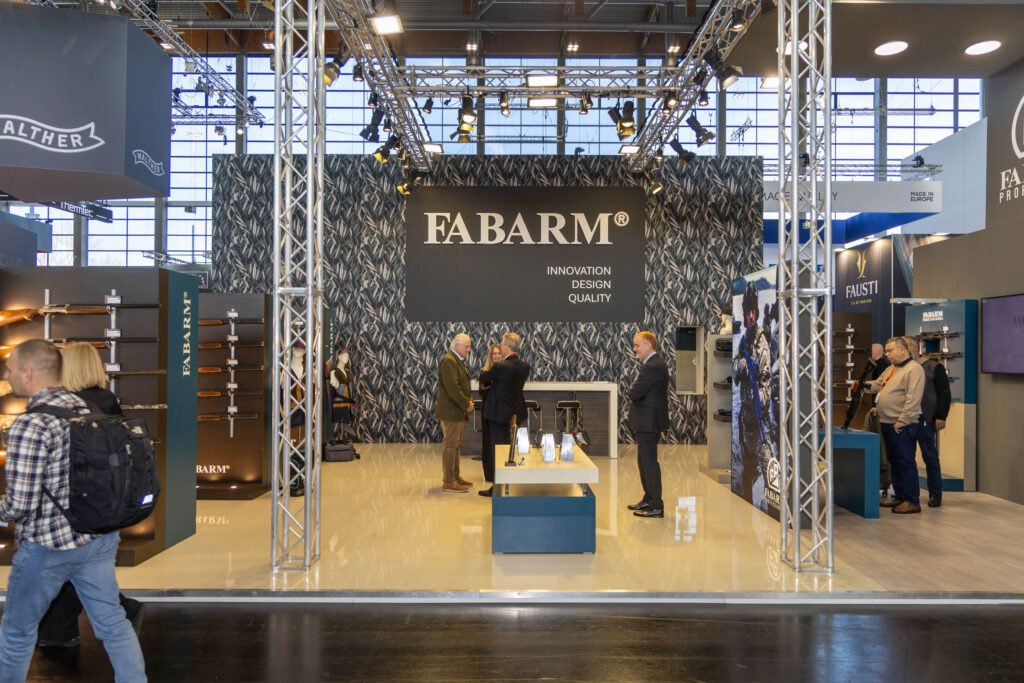 Stand Fabarm à l’exposition IWA 2026 à Nuremberg, montrant l’espace d’exposition avec armes en présentation et visiteurs discutant, illustrant la présence internationale et le marketing de la marque italienne.