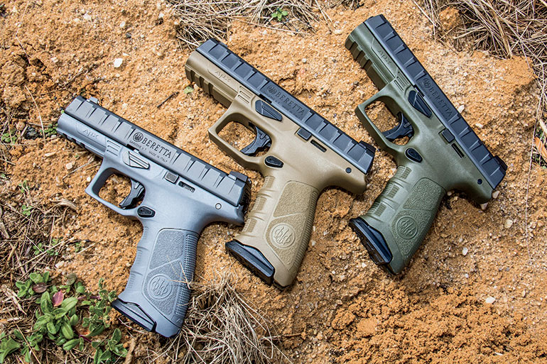 Trois pistolets Beretta APX de différentes couleurs posés sur un sol extérieur