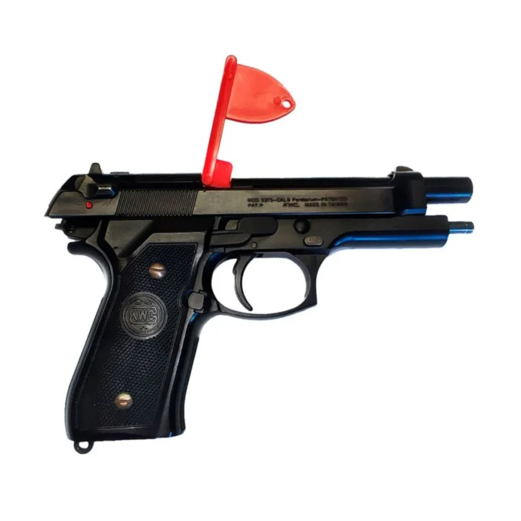 Pistolet Beretta 92 avec témoin de chambre vide rouge inséré pour indiquer l’absence de cartouche.