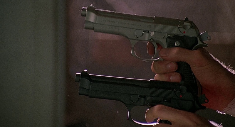 Deux Beretta 92FS noir et inox dans Hard Target de John Woo