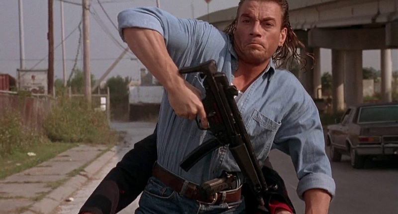 Jean-Claude Van Damme utilise un MP5A5 lors de la poursuite à moto dans Hard Target