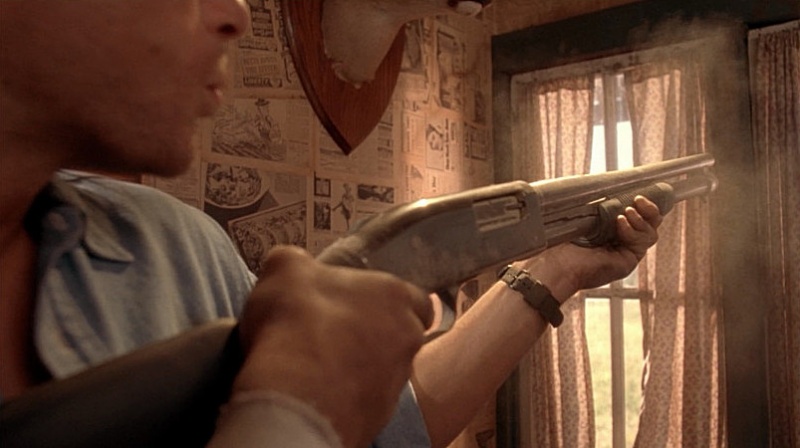 Jean-Claude Van Damme utilise un Mossberg 590 Mariner dans Hard Target