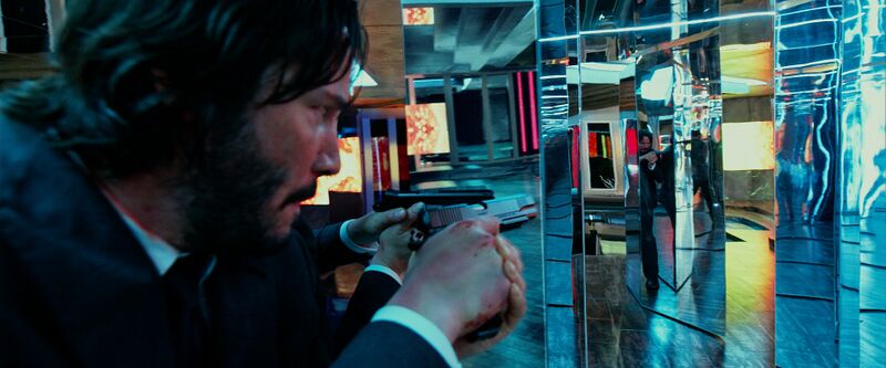 John Wick utilisant un pistolet Kimber 1911 Warrior dans une scène d’action du film John Wick 2