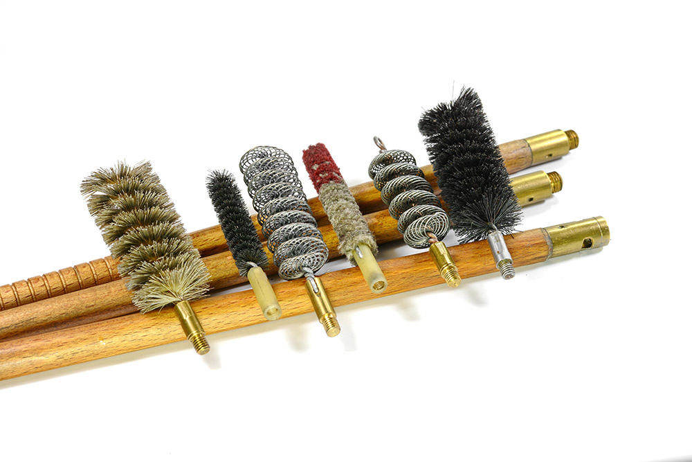 Kit de nettoyage pour arme à poudre noire composé de baguettes et de brosses de différents calibres.