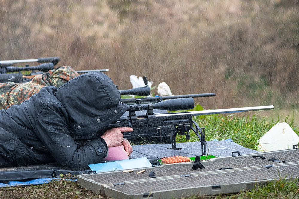 Tireur pratiquant le tir longue distance (TLD) avec une carabine équipée d'une lunette de précision