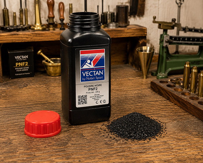 Flacon de poudre noire PNF2 Vectan utilisé pour le chargement des armes à poudre noire dans un atelier de tir.