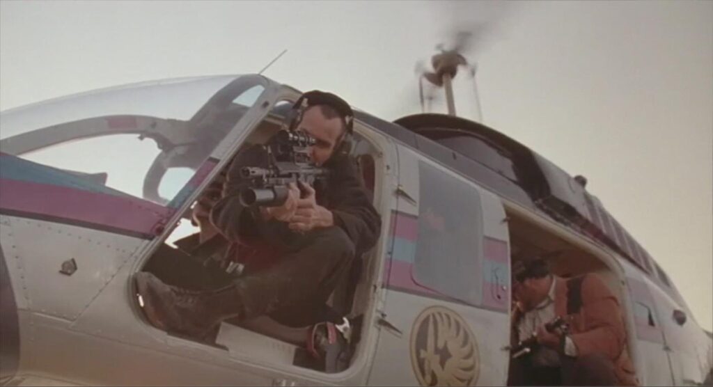 Arnold Vosloo utilise un lance-grenades M203 monté sur une carabine AR-15 dans Hard Target