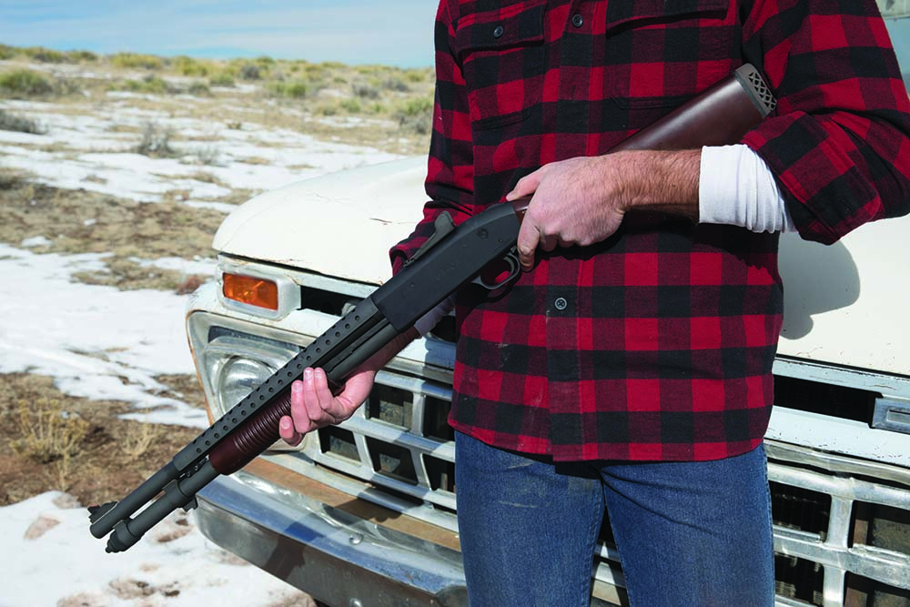 Mossberg 590A1 Retrograde avec crosse et garde-main en bois, dans une configuration inspirée des fusils à pompe historiques