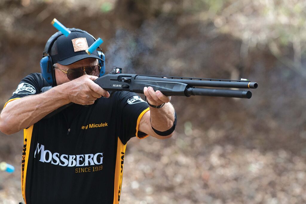 Jerry Miculek en séance de tir sportif avec le fusil semi-automatique Mossberg 940 JM Pro