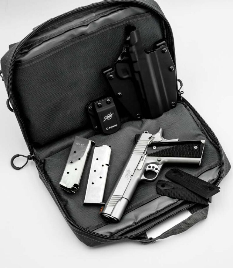 Pistolet Kimber 1911 Stainless II avec chargeurs, holster et accessoires dans un sac de transport